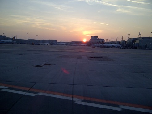 Sonnenaufgang über dem Frankfurter Flughafen