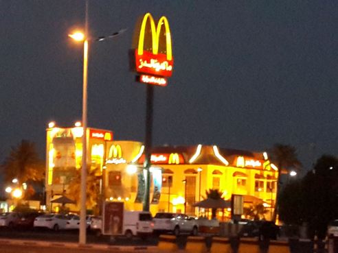 McDonald's - viel geschmäht, keiner geht hin - und trotzdem Milliardenumsätze pro Jahr. Ich liebe Ihn !!!