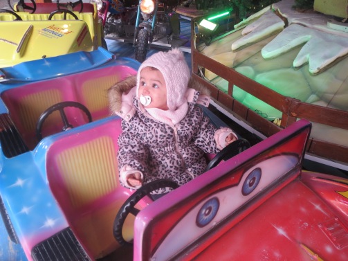 Gut, dass Ayla nicht in Saudi Arabien Karussel faehrt, wahrscheinlich muesste Sie dann auf der Rueckbank sitzen und wir muessten noch einen Fahrer anheuern (und wahrscheinlich auch noch das Karusselticket bezahlen).