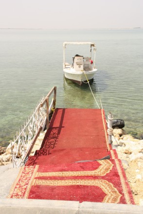 Dass Bahrain eine noble Insel ist, das wussten wir schon lange, aber einen Perser auf dem Bootsteg ...